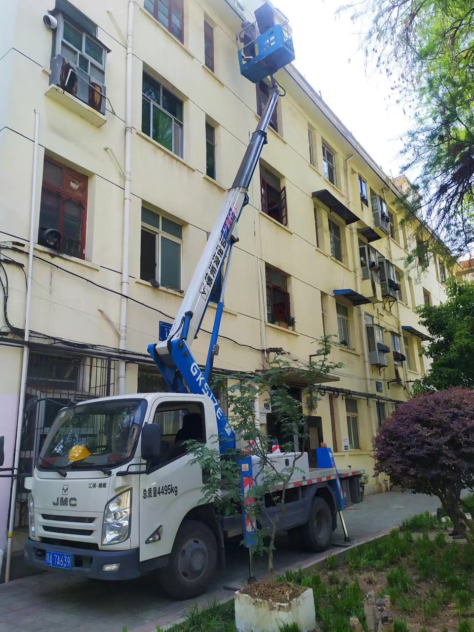 藍(lán)牌自臂登高車(chē)安裝廣告牌施工現(xiàn)場(chǎng)，方便操作