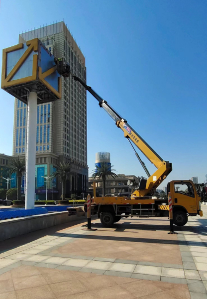 高曼仁登高車(chē)高空作業(yè)，用車(chē)安全